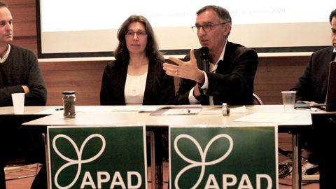 De g. à dr., Jean-Pierre Sarthou (Inrae), Florence Richard (Apad), François Mandin (Apad), et Olivier Mevel (université Bretagne), lors de la présentation du label Au cœur des sols, le 30 janvier à Paris. © A.-M. LAVILLE